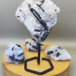 Cuarzo con Turmalina en Peana | Purificación – Protección