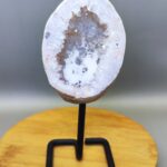 Geoda de Ágata en Peana con Cuarzo y Calcita Calidad Extra | Equilibrio – Energía – Armonía